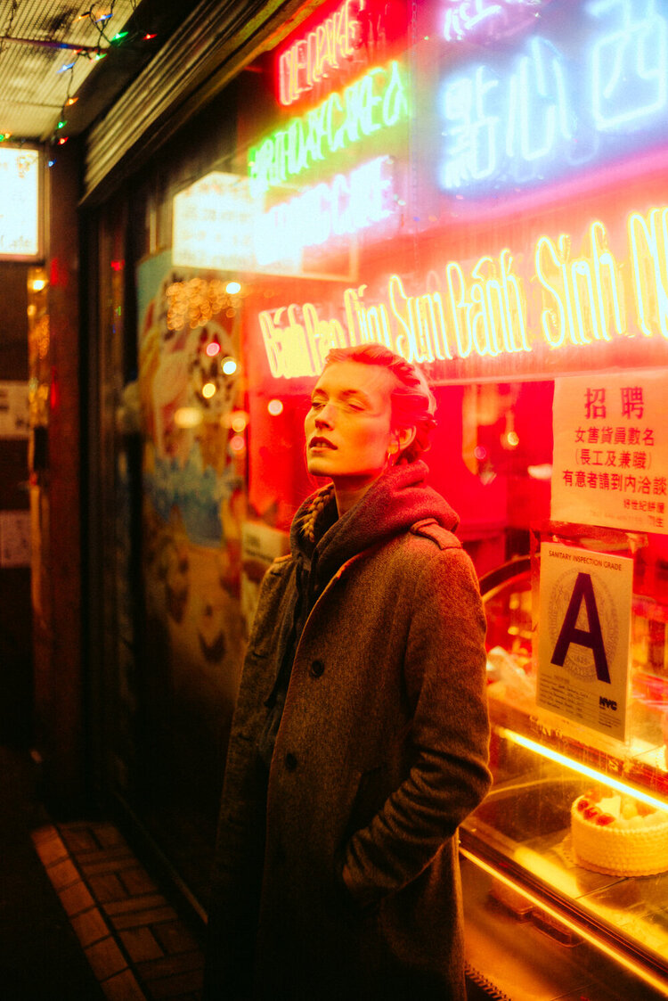 潮流电影质感红色/金棕色/深蓝色色调颗粒纹理模拟人文扫街照片调色Lightroom预设 Andre Josselin – Signature Presets 插件预设 第10张-素材湾丨精选海外优质设计素材资源 潮流电影质感红色/金棕色/深蓝色色调颗粒纹理模拟人文扫街照片调色Lightroom预设 Andre Josselin – Signature Presets 插件预设 sucaiwan.com