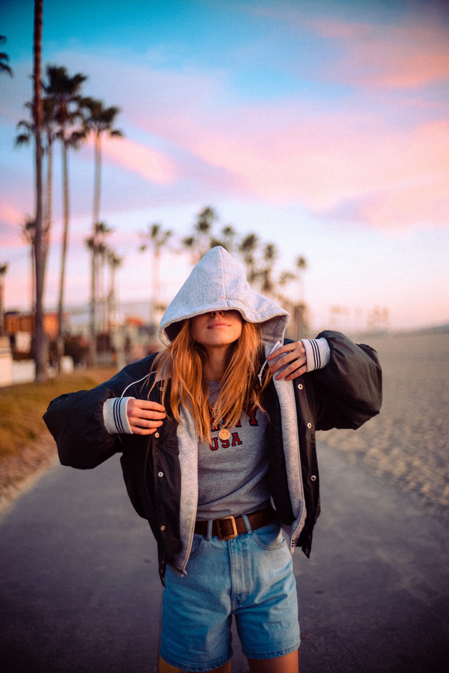 潮流电影质感红色/金棕色/深蓝色色调颗粒纹理模拟人文扫街照片调色Lightroom预设 Andre Josselin – Signature Presets 插件预设 第13张-素材湾丨精选海外优质设计素材资源 潮流电影质感红色/金棕色/深蓝色色调颗粒纹理模拟人文扫街照片调色Lightroom预设 Andre Josselin – Signature Presets 插件预设 sucaiwan.com