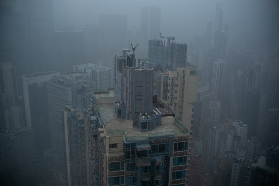 潮流电影质感红色/金棕色/深蓝色色调颗粒纹理模拟人文扫街照片调色Lightroom预设 Andre Josselin – Signature Presets 插件预设 第18张-素材湾丨精选海外优质设计素材资源 潮流电影质感红色/金棕色/深蓝色色调颗粒纹理模拟人文扫街照片调色Lightroom预设 Andre Josselin – Signature Presets 插件预设 sucaiwan.com