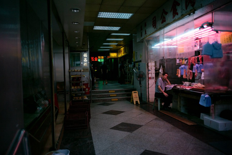 潮流电影质感红色/金棕色/深蓝色色调颗粒纹理模拟人文扫街照片调色Lightroom预设 Andre Josselin – Signature Presets 插件预设 第20张-素材湾丨精选海外优质设计素材资源 潮流电影质感红色/金棕色/深蓝色色调颗粒纹理模拟人文扫街照片调色Lightroom预设 Andre Josselin – Signature Presets 插件预设 sucaiwan.com