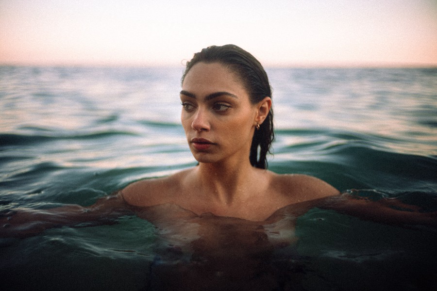 潮流电影质感红色/金棕色/深蓝色色调颗粒纹理模拟人文扫街照片调色Lightroom预设 Andre Josselin – Signature Presets 插件预设 第25张-素材湾丨精选海外优质设计素材资源 潮流电影质感红色/金棕色/深蓝色色调颗粒纹理模拟人文扫街照片调色Lightroom预设 Andre Josselin – Signature Presets 插件预设 sucaiwan.com