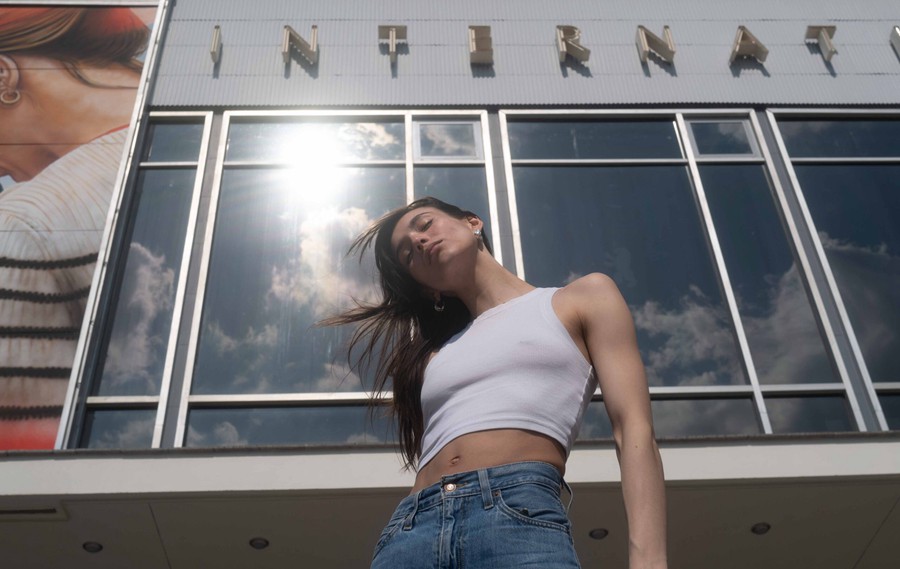 怀旧复古橙色暖色电影胶片模拟颗粒质感人物肖像扫街照片调色Lightroom预设包 RICO REINHOLD – VINTAGE VISION PRESETS 插件预设 第4张-素材湾丨精选海外优质设计素材资源 怀旧复古橙色暖色电影胶片模拟颗粒质感人物肖像扫街照片调色Lightroom预设包 RICO REINHOLD – VINTAGE VISION PRESETS 插件预设 sucaiwan.com