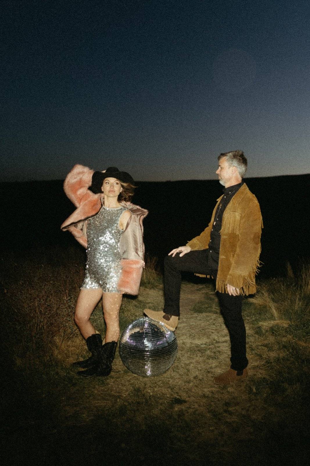 经典怀旧风格化真实色彩黑白色调颗粒感情侣婚礼摄影照片调色Lightroom预设 Rebecca Frank Co. Presets 插件预设 第5张-素材湾丨精选海外优质设计素材资源 经典怀旧风格化真实色彩黑白色调颗粒感情侣婚礼摄影照片调色Lightroom预设 Rebecca Frank Co. Presets 插件预设 sucaiwan.com