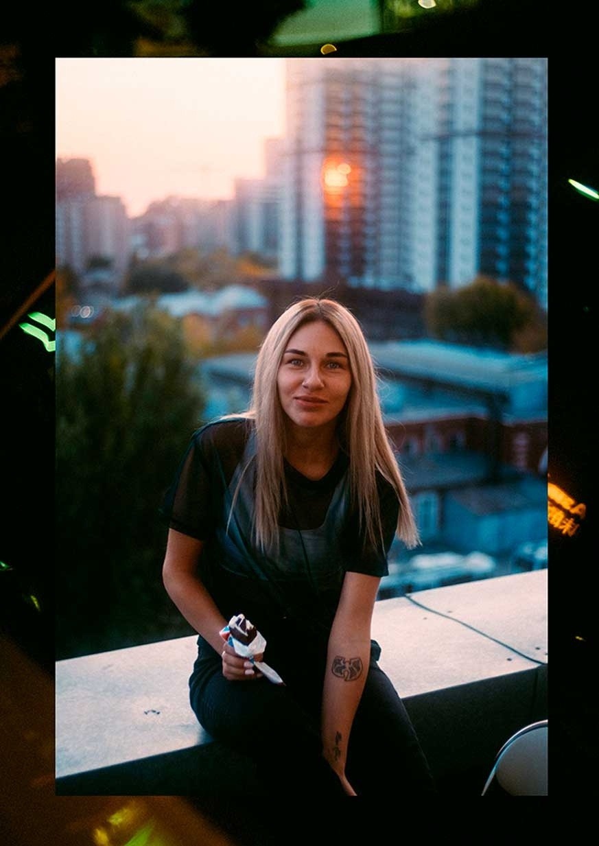 俄罗斯大神Polina Washington出品橙色色调颗粒质感霓虹效果肖像照片调色Lightroom预设 Polina Washington – PWxMXSMNV Preset Pack 插件预设 第3张-素材湾丨精选海外优质设计素材资源 俄罗斯大神Polina Washington出品橙色色调颗粒质感霓虹效果肖像照片调色Lightroom预设 Polina Washington – PWxMXSMNV Preset Pack 插件预设 sucaiwan.com