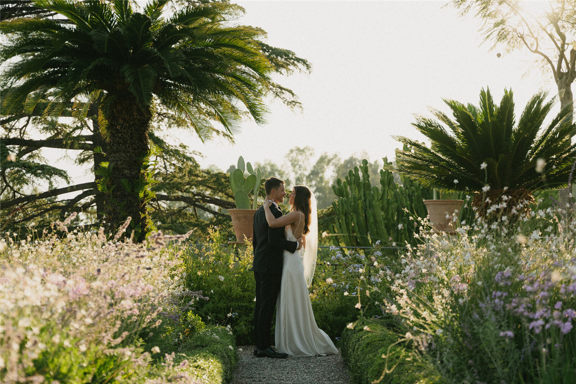 LR预设:梦幻情怀怀旧电影感永恒婚礼摄影照片调色Lightroom预设 Ria Georgia - The Nostalgia Pack Lightroom Classic Presets 插件预设 第3张-素材湾丨精选海外优质设计素材资源 LR预设:梦幻情怀怀旧电影感永恒婚礼摄影照片调色Lightroom预设 Ria Georgia - The Nostalgia Pack Lightroom Classic Presets 插件预设 sucaiwan.com