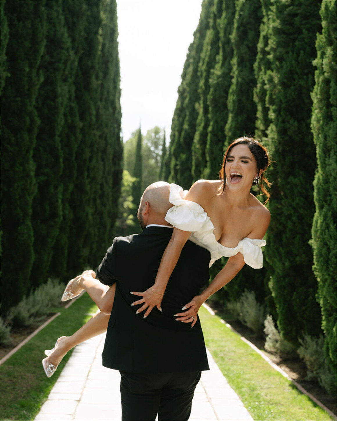 LR预设:梦幻情怀怀旧电影感永恒婚礼摄影照片调色Lightroom预设 Ria Georgia - The Nostalgia Pack Lightroom Classic Presets 插件预设 第4张-素材湾丨精选海外优质设计素材资源 LR预设:梦幻情怀怀旧电影感永恒婚礼摄影照片调色Lightroom预设 Ria Georgia - The Nostalgia Pack Lightroom Classic Presets 插件预设 sucaiwan.com