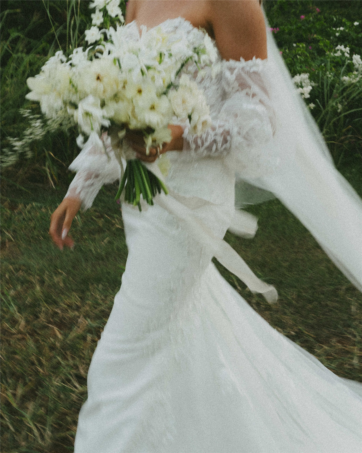 LR预设:梦幻情怀怀旧电影感永恒婚礼摄影照片调色Lightroom预设 Ria Georgia - The Nostalgia Pack Lightroom Classic Presets 插件预设 第9张-素材湾丨精选海外优质设计素材资源 LR预设:梦幻情怀怀旧电影感永恒婚礼摄影照片调色Lightroom预设 Ria Georgia - The Nostalgia Pack Lightroom Classic Presets 插件预设 sucaiwan.com