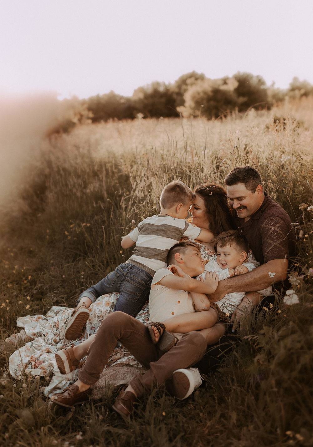 复古华丽北欧风暖金棕色调怀旧梦幻家庭生活照片调色Lightroom预设 Annie Nelson – The Betsy Collections 插件预设 第3张-素材湾丨精选海外优质设计素材资源 复古华丽北欧风暖金棕色调怀旧梦幻家庭生活照片调色Lightroom预设 Annie Nelson – The Betsy Collections 插件预设 sucaiwan.com