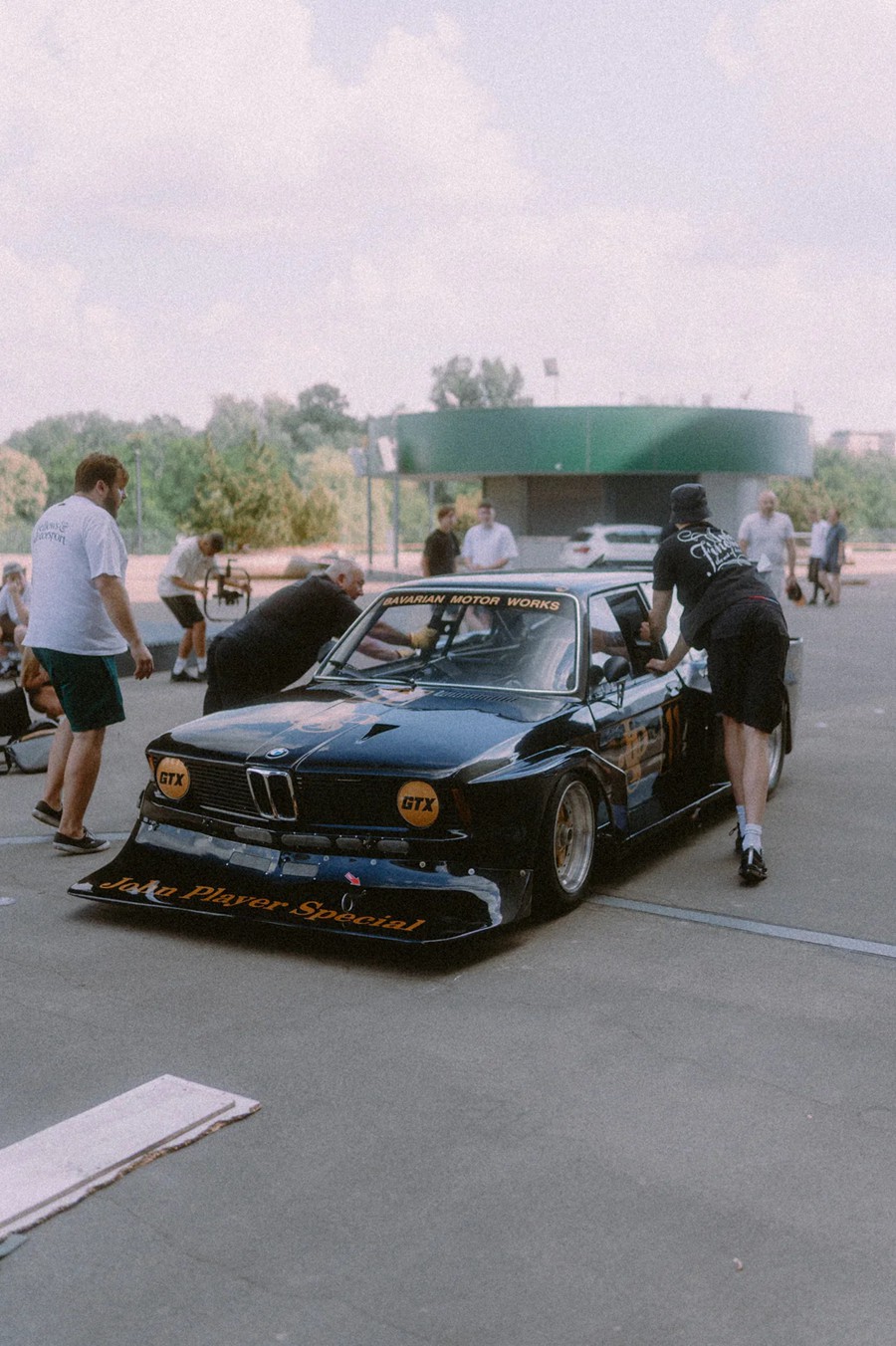 CRAWAT 35MM FILM LOOK PRESETS 13个复古35mm胶片模拟颗粒人文扫街自然风光人像汽车摄影Lightroom预设包 , 第7张-素材湾丨精选海外优质设计素材资源 CRAWAT 35MM FILM LOOK PRESETS 13个复古35mm胶片模拟颗粒人文扫街自然风光人像汽车摄影Lightroom预设包 , sucaiwan.com