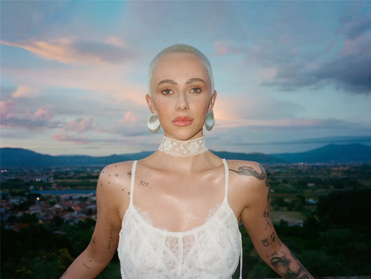 Meridian Cara Mia Aurora 80种梦幻全息美感棱镜霓虹色北极光折射叠加效果LR预设 , 第2张-素材湾丨精选海外优质设计素材资源 Meridian Cara Mia Aurora 80种梦幻全息美感棱镜霓虹色北极光折射叠加效果LR预设 , sucaiwan.com