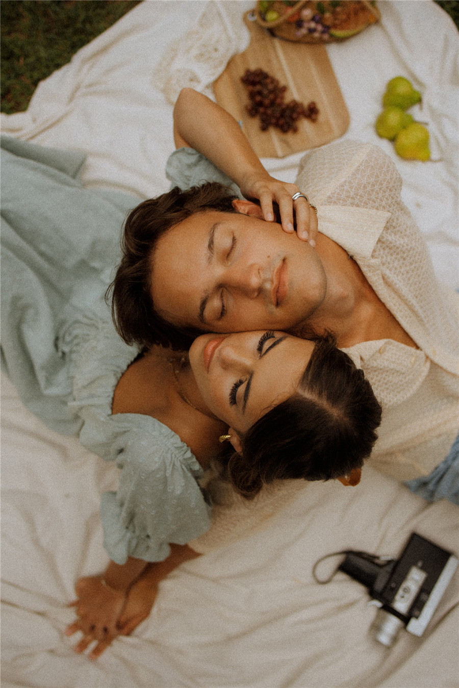 复古情绪氛围美学胶片颗粒感人像旅拍摄影色彩分级Lightroom调色预设 Authentic love: Pack 3 , sucaiwan.com