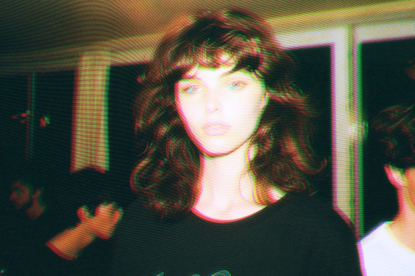 复古故障错位条纹失真照片效果ps特效滤镜样机 Vintage Tape Photo Effect 插件预设 sucaiwan.com