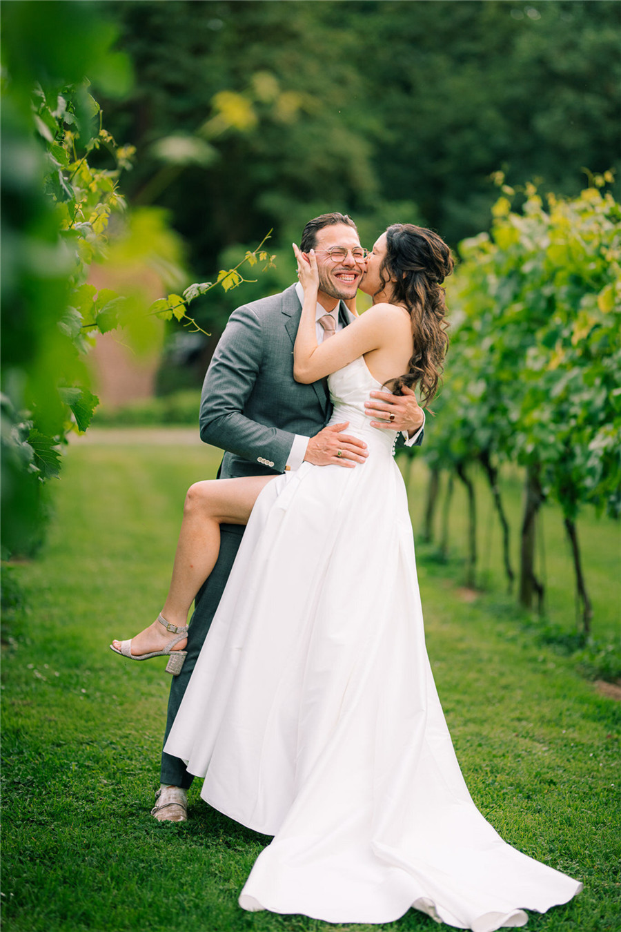 纯白永恒温暖富士胶片电影颗粒婚礼人像摄影LR调色预设 Sam eye am - Skin Presets , 第8张-素材湾丨精选海外优质设计素材资源 纯白永恒温暖富士胶片电影颗粒婚礼人像摄影LR调色预设 Sam eye am - Skin Presets , sucaiwan.com