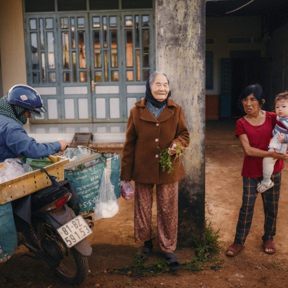 电影美学永恒胶片颗粒模拟暖色系家庭生活人物肖像照片调色Lightroom预设 SMAL – KINO PRESETS & PROFILES 插件预设 第9张-素材湾丨精选海外优质设计素材资源 电影美学永恒胶片颗粒模拟暖色系家庭生活人物肖像照片调色Lightroom预设 SMAL – KINO PRESETS & PROFILES 插件预设 sucaiwan.com