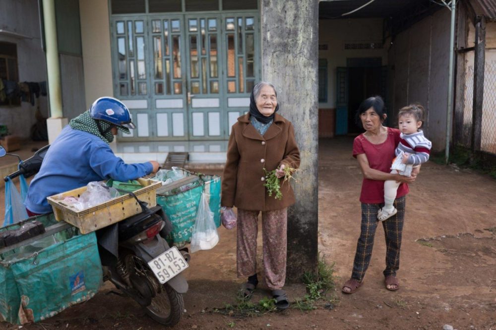 电影美学永恒胶片颗粒模拟暖色系家庭生活人物肖像照片调色Lightroom预设 SMAL – KINO PRESETS & PROFILES 插件预设 第27张-素材湾丨精选海外优质设计素材资源 电影美学永恒胶片颗粒模拟暖色系家庭生活人物肖像照片调色Lightroom预设 SMAL – KINO PRESETS & PROFILES 插件预设 sucaiwan.com