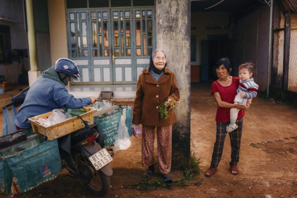 电影美学永恒胶片颗粒模拟暖色系家庭生活人物肖像照片调色Lightroom预设 SMAL – KINO PRESETS & PROFILES 插件预设 第28张-素材湾丨精选海外优质设计素材资源 电影美学永恒胶片颗粒模拟暖色系家庭生活人物肖像照片调色Lightroom预设 SMAL – KINO PRESETS & PROFILES 插件预设 sucaiwan.com