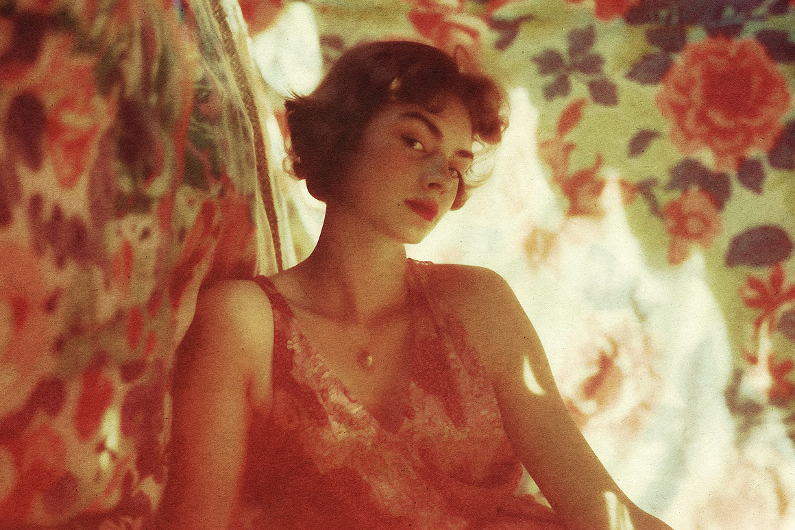 复古做旧老式照片效果ps特效滤镜样机 Vintage Photocard Effect 插件预设 第4张-素材湾丨精选海外优质设计素材资源 复古做旧老式照片效果ps特效滤镜样机 Vintage Photocard Effect 插件预设 sucaiwan.com