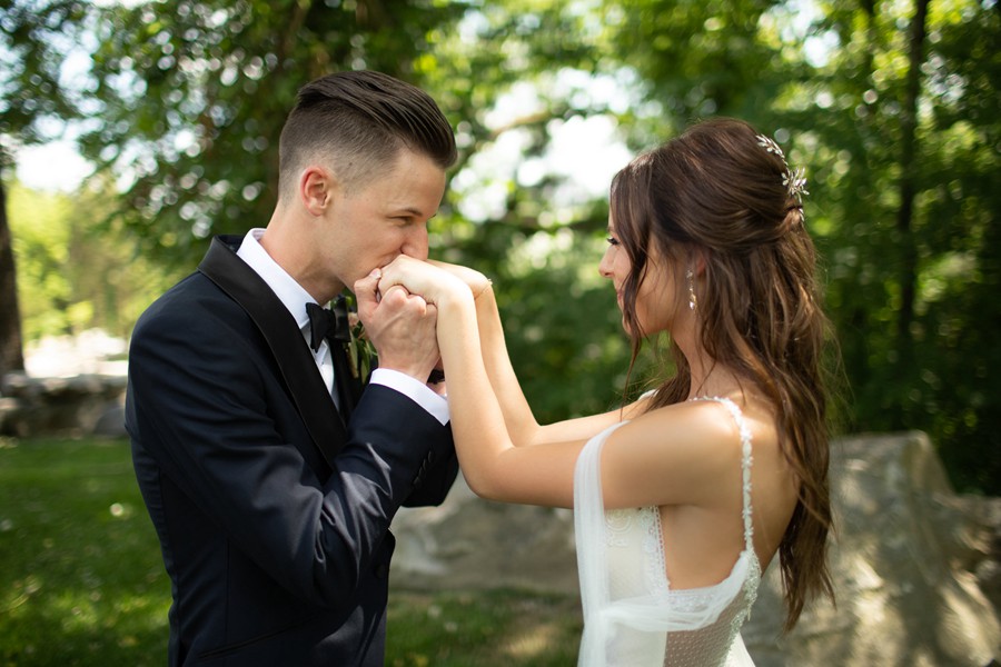 亮色温暖婚礼情侣摄影照片调色Lightroom预设 G-PRESETS – Janelle Elise Presets 插件预设 第12张-素材湾丨精选海外优质设计素材资源 亮色温暖婚礼情侣摄影照片调色Lightroom预设 G-PRESETS – Janelle Elise Presets 插件预设 sucaiwan.com