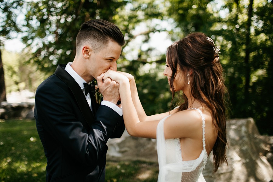 亮色温暖婚礼情侣摄影照片调色Lightroom预设 G-PRESETS – Janelle Elise Presets 插件预设 第13张-素材湾丨精选海外优质设计素材资源 亮色温暖婚礼情侣摄影照片调色Lightroom预设 G-PRESETS – Janelle Elise Presets 插件预设 sucaiwan.com