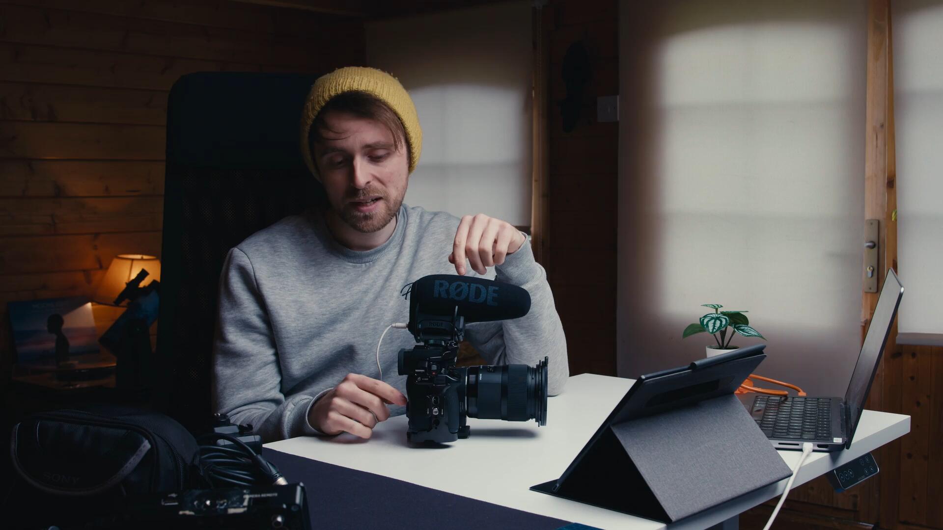 大师课程:用您的相机制作电影相机、镜头、声音基础技能 Make Films With YOUR Camera: Fundamentals of Cameras, Lenses, & Sound 设计教程 第7张-素材湾丨精选海外优质设计素材资源 大师课程:用您的相机制作电影相机、镜头、声音基础技能 Make Films With YOUR Camera: Fundamentals of Cameras, Lenses, & Sound 设计教程 sucaiwan.com