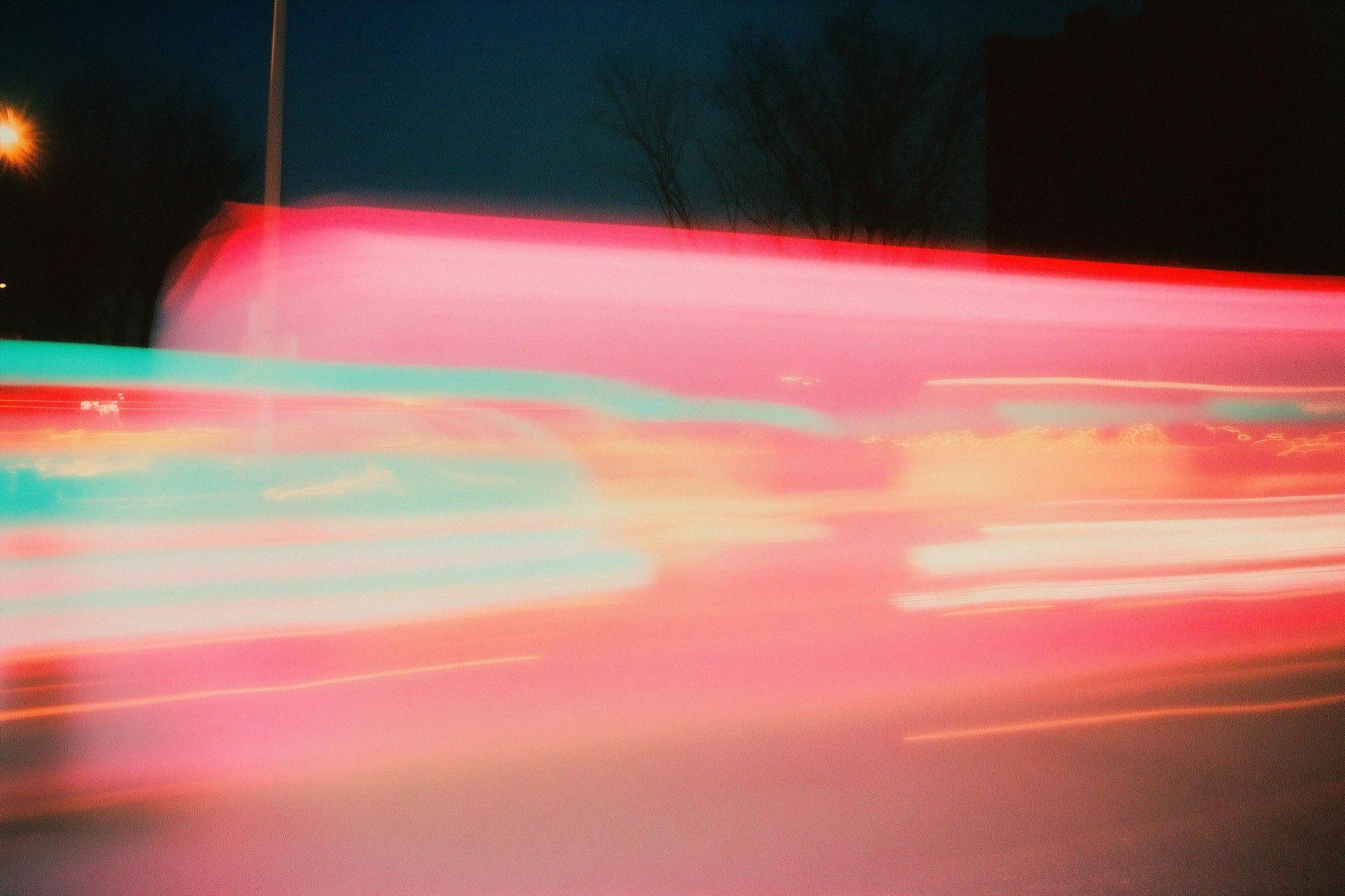 6款抽象艺术都市夜晚霓虹灯光运动模糊渐变背景壁纸图片设计套装Nostalgic Motion Backgrounds , sucaiwan.com