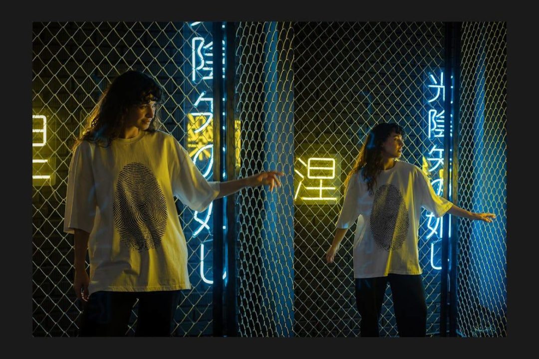 14款潮流霓虹背景女士半袖衫T恤设计展示效果图PS智能贴图样机模板合集 T-Shirt Mock-Up Set 样机素材 sucaiwan.com