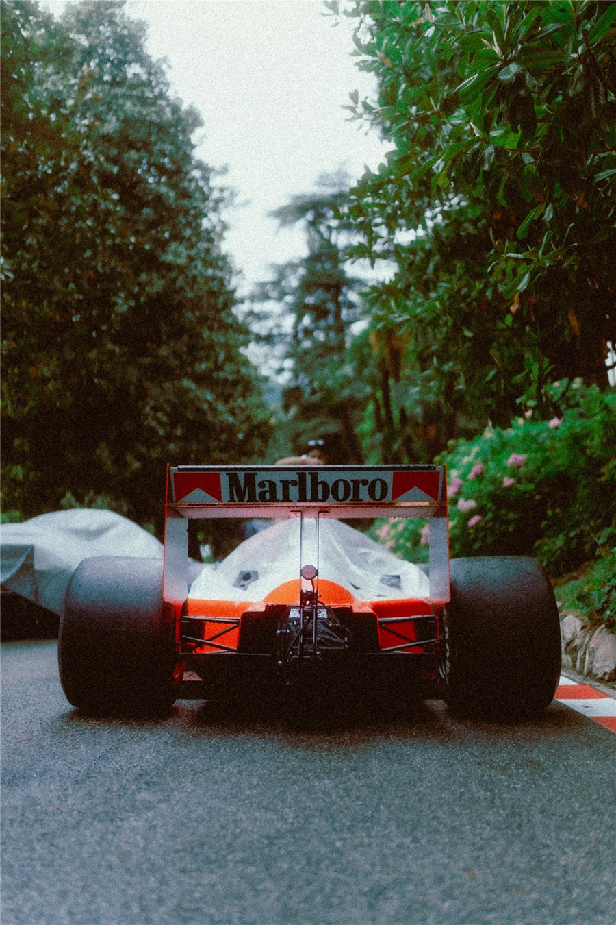 复古怀旧美感35mm胶片模拟色调颗粒汽车商业摄影Lightroom调色预设 Mike Crawat 2024 35MM FILM LOOK PRESETS 插件预设 sucaiwan.com