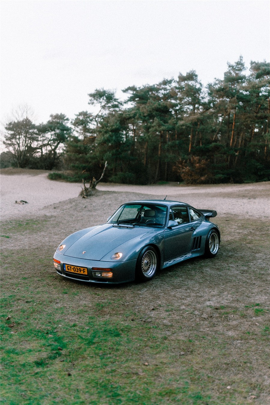 复古怀旧美感35mm胶片模拟色调颗粒汽车商业摄影Lightroom调色预设 Mike Crawat 2024 35MM FILM LOOK PRESETS 插件预设 sucaiwan.com