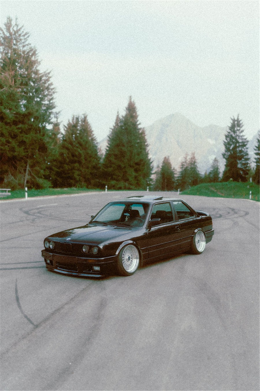 复古怀旧美感35mm胶片模拟色调颗粒汽车商业摄影Lightroom调色预设 Mike Crawat 2024 35MM FILM LOOK PRESETS 插件预设 sucaiwan.com