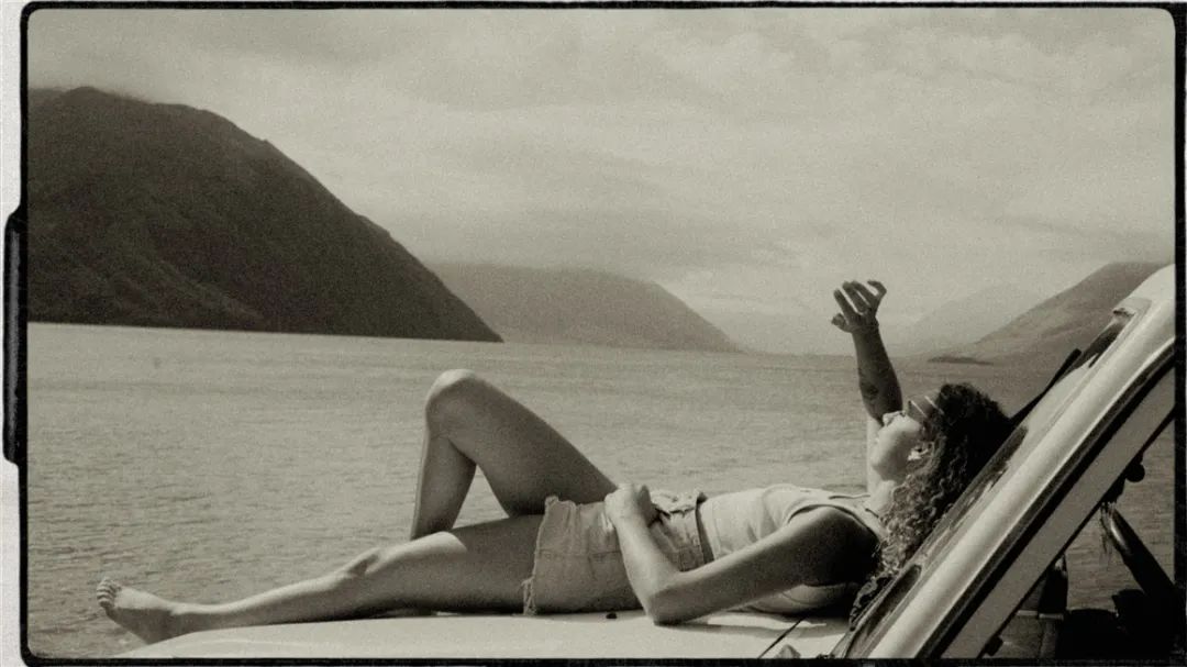 黑白色调情绪美学低像素氛围捕捉艺术摄影动态模糊效果Lightroom调色预设 Envijon. Black & White Photo Pack , 第4张-素材湾丨精选海外优质设计素材资源 黑白色调情绪美学低像素氛围捕捉艺术摄影动态模糊效果Lightroom调色预设 Envijon. Black & White Photo Pack , sucaiwan.com