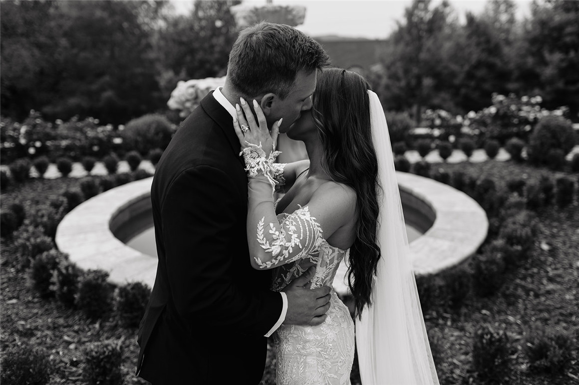 永恒清新温暖黑白色调婚礼情侣摄影照片调色Lightroom预设包G-Presets x Janelle Elise 2 插件预设 第13张-素材湾丨精选海外优质设计素材资源 永恒清新温暖黑白色调婚礼情侣摄影照片调色Lightroom预设包G-Presets x Janelle Elise 2 插件预设 sucaiwan.com