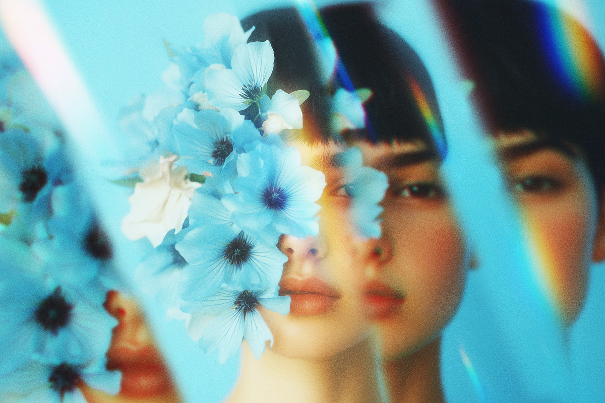 玻璃棱柱折射照片效果ps特效滤镜样机 Mirror Prismatic Photo Effect 插件预设 第4张-素材湾丨精选海外优质设计素材资源 玻璃棱柱折射照片效果ps特效滤镜样机 Mirror Prismatic Photo Effect 插件预设 sucaiwan.com