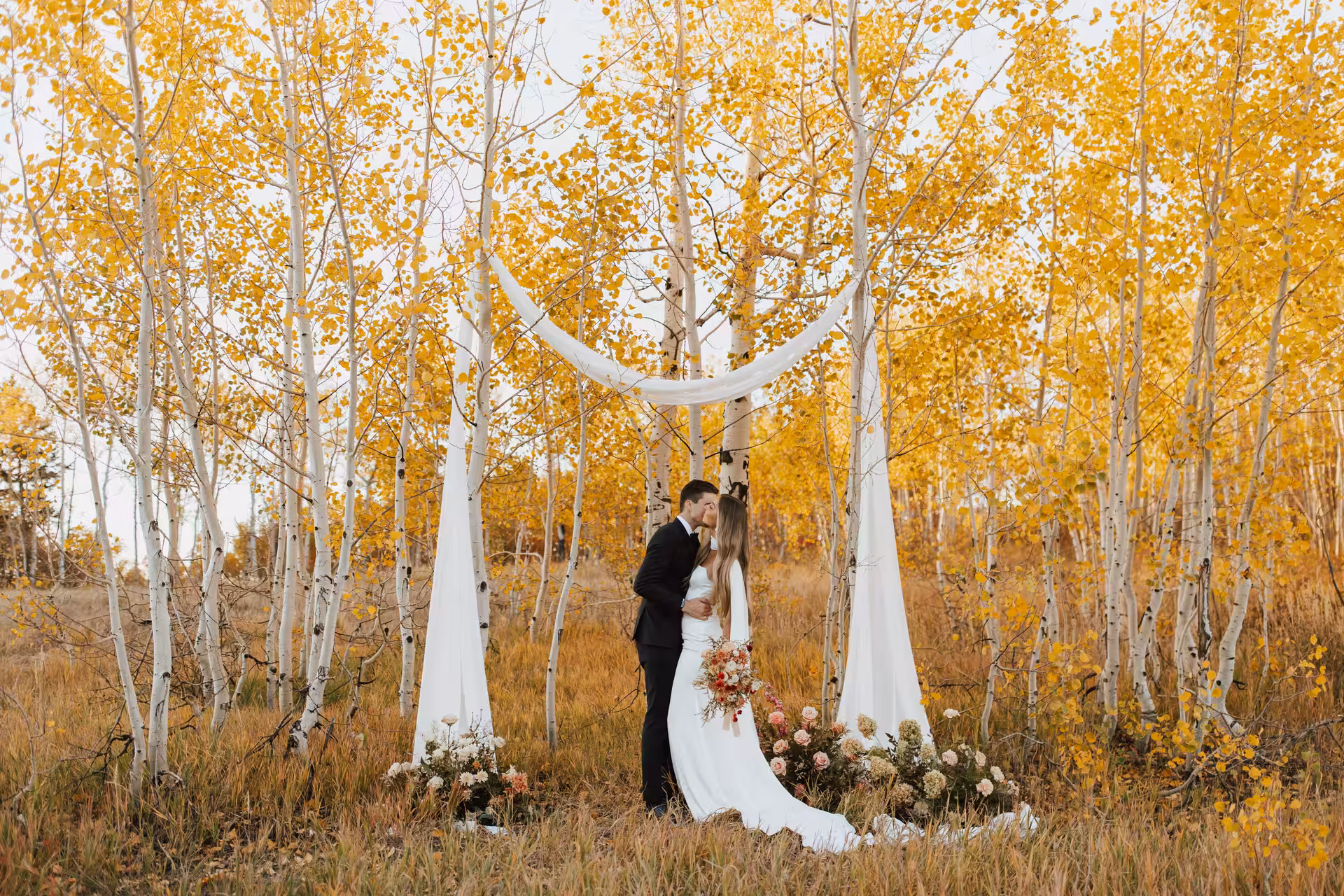 LR预设：复古怀旧奶油色朦胧美学婚礼旅拍人像摄影Lightroom调色预设 Sadie Photo - Bouquet Collection , sucaiwan.com