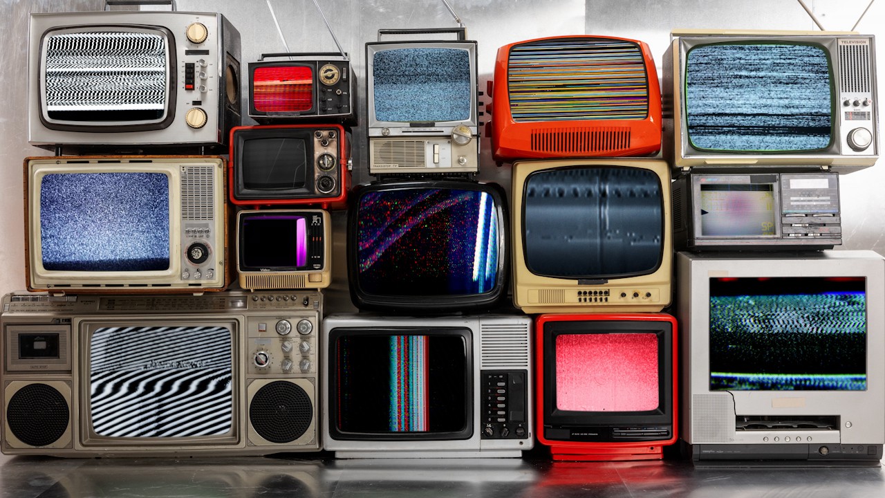 Artlist 4K ProRes超高清老式复古电视故障失真媒体墙视频素材 + 音效 Vintage Television Wall , 第4张-素材湾丨精选海外优质设计素材资源 Artlist 4K ProRes超高清老式复古电视故障失真媒体墙视频素材 + 音效 Vintage Television Wall , sucaiwan.com