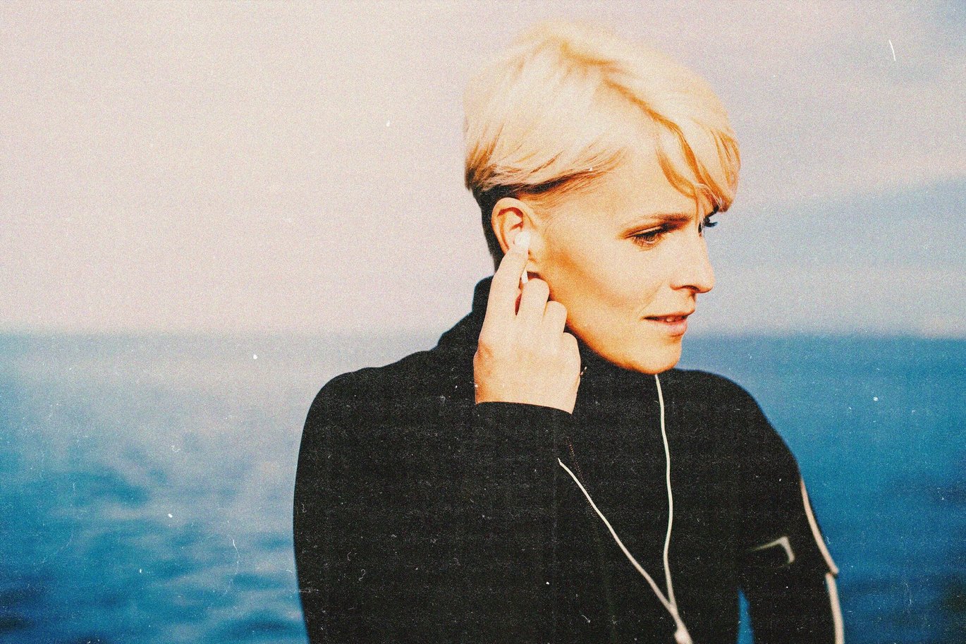 复古燥点灰尘电影照片效果ps特效滤镜样机 Dusty Cinema Photo Effect , 第2张-素材湾丨精选海外优质设计素材资源 复古燥点灰尘电影照片效果ps特效滤镜样机 Dusty Cinema Photo Effect , sucaiwan.com