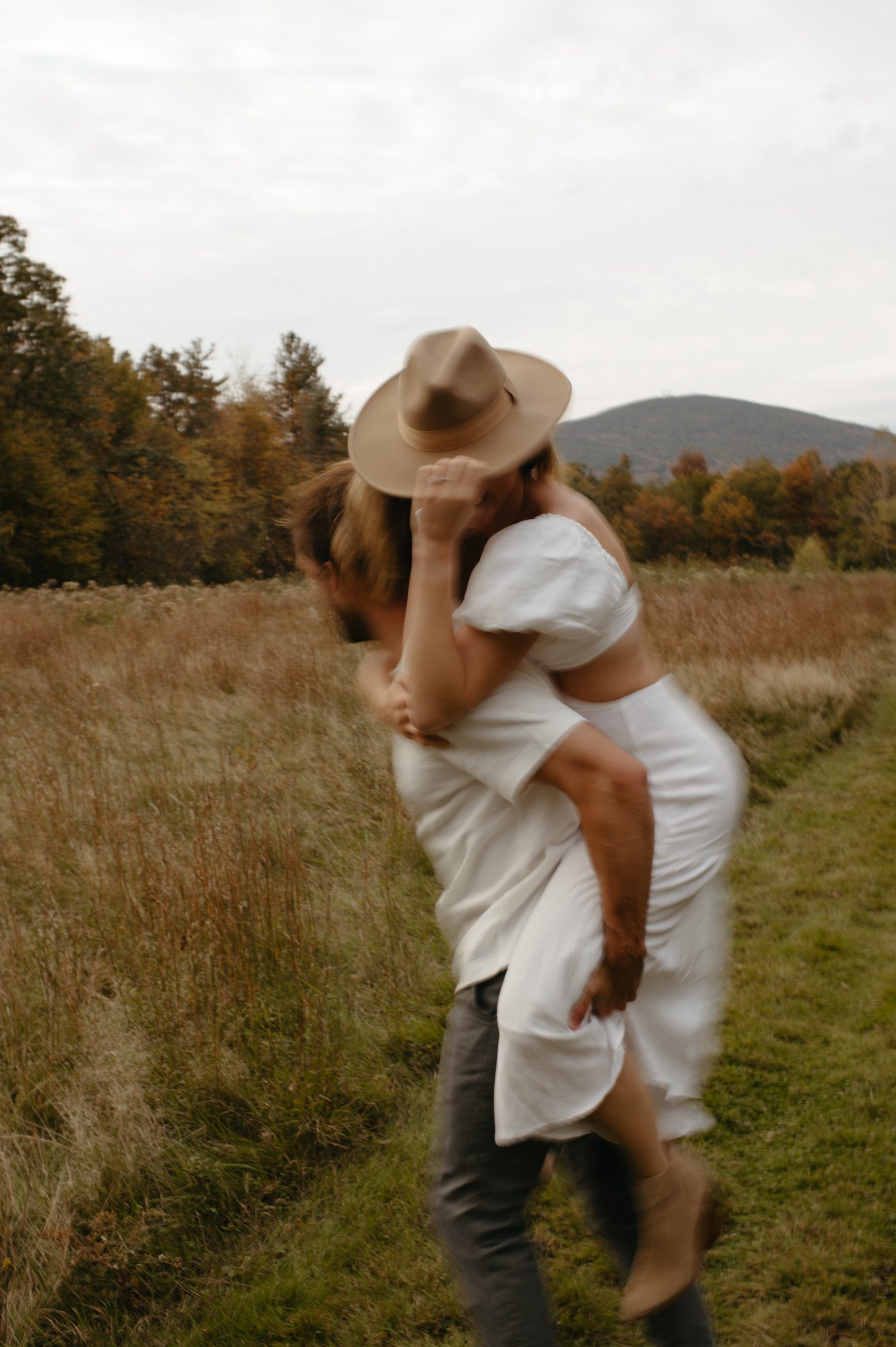 9个复古中性色调宁静高雅人像旅拍自然风光摄影后期LR预设 root and bud // THE BACKWOODS PACK , 第1张-素材湾丨精选海外优质设计素材资源 9个复古中性色调宁静高雅人像旅拍自然风光摄影后期LR预设 root and bud // THE BACKWOODS PACK , sucaiwan.com