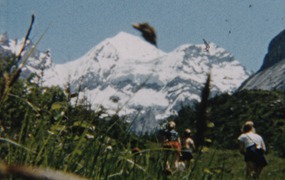 Artlist 4K ProRes超高清复古老式8MM胶片实拍瑞士徒步旅行、步行、步行者、山脉、自然风光、胶片实拍视频素材 Hiking in Kantersteg Old Film