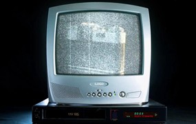 AE/达芬奇模板：复古老式Y2K风格旧电视模拟3D场景VHS效果产品展示 Old TV Opener
